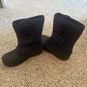 Kids size 6 snowboots